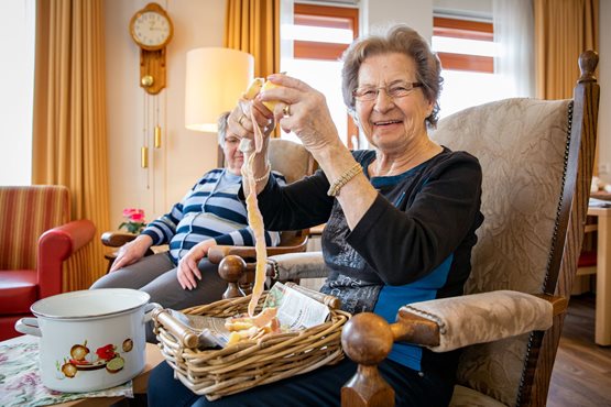 Feestelijke uitreiking eerste Sensire kookboek Pelgrimhof